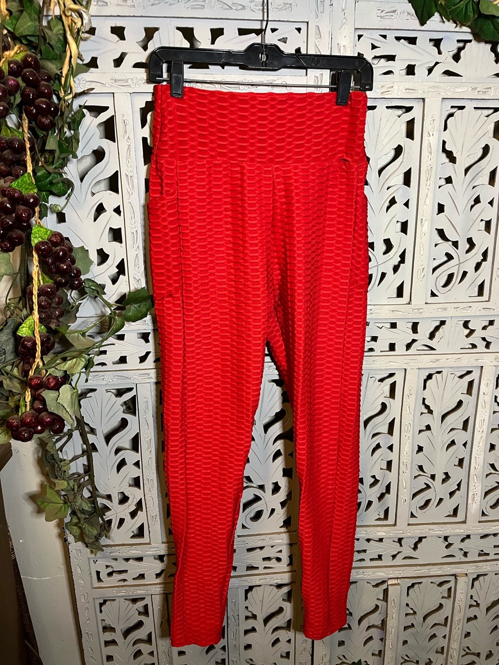RAVING RED HIGH WAISTED HONEYCOMB COMPRESSION SCRUNCH BUTT LEGGINGS